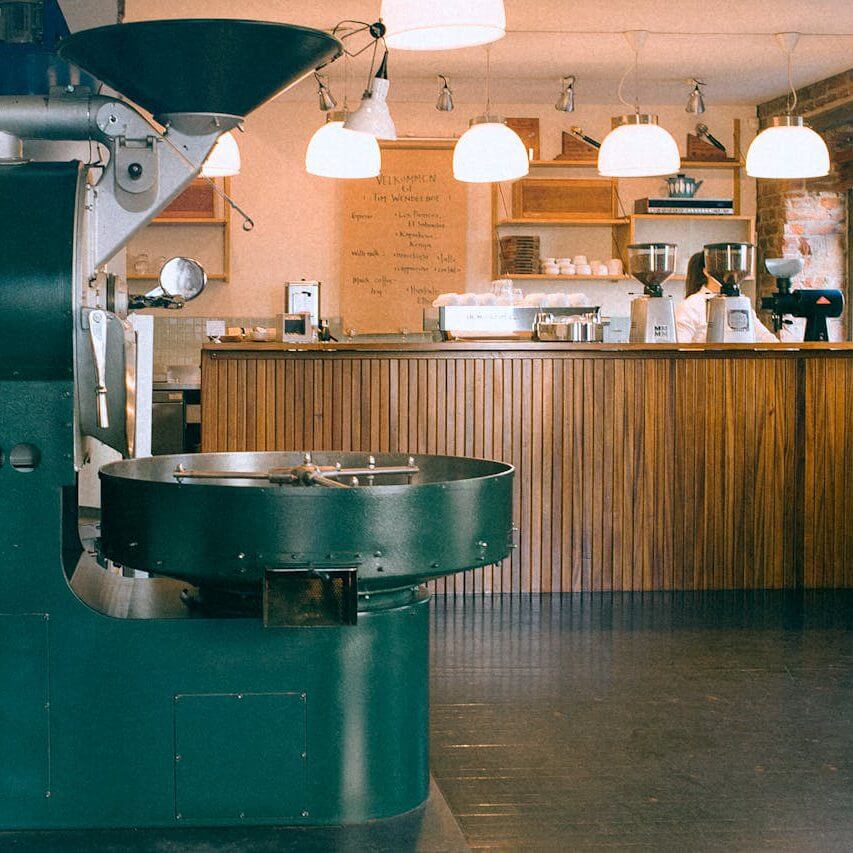 Máquina de café industrial en una cafetería moderna